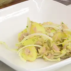 Papas aliñas con atún y cebolla, un plato fresco y delicioso.