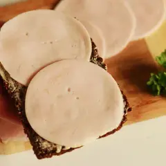 Ile kalorii ma 2 plasterki szynki? Zaskakujące różnice w wartościach!