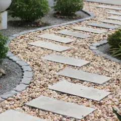 Kamienne ścieżki i obrzeża tworzą piękne inspiracje ogrodowe z kamienia.