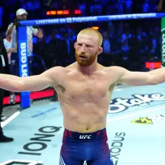 En utmattad Santiago Ponzinibbio med armarna utsträckta i oktagonen, redo för nästa utmaning.