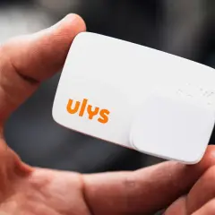 Main tenant, un badge télépéage Ulys ne fonctionne plus. Il est tenu dans une main.