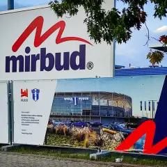 Co wpływa na zmiany kursu akcji firmy budowlanej Mirbud? Analiza