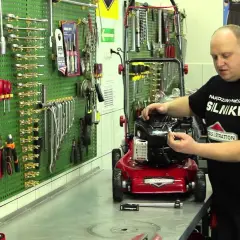 Jaką świecę do kosiarki Briggs & Stratton 450 wybrać, by uniknąć problemów?