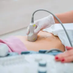 Lekarz wykonuje USG jamy brzusznej, badanie to może pomóc odpowiedzieć na pytanie, czy usg jamy brzusznej wykryje raka.