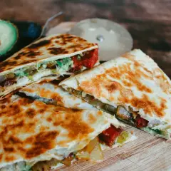 Krispiga quesadillas med avokado och fyllning, redo att avnjutas. Ett perfekt quesadillas recept för en snabb och god måltid.
