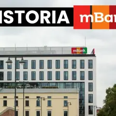 Budynek z logo mBank, gdzie historia banku jest widoczna na fasadzie.