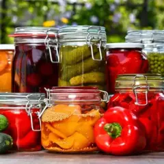 Słoiki z przetworami: ogórki, papryka, wiśnie, brzoskwinie, groszek. Naturalne pektyny z owoców i warzyw na zimę.