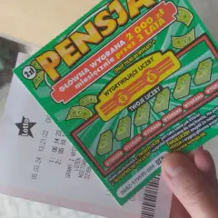 Zielona zdrapka "Pensja" z symbolem 2 zł i kuponem Lotto. Czy to właśnie te zdrapki najczęściej wygrywają?