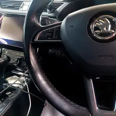 Wnętrze samochodu ze skrzynią biegów, kierownicą i ekranem. Warto sprawdzić poziom oleju do automatycznej skrzyni biegów.