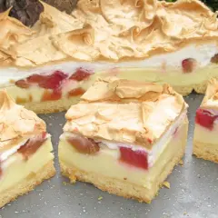 Pyszne ciasto z rabarbarem i budyniem, przykryte puszystą bezą. Idealne na letnie popołudnie.