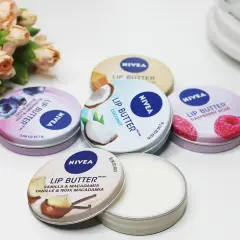 Pięć puszek Nivea Lip Butter: kokosowy, malinowy, jagodowy, waniliowy z makadamią i jeden otwarty. Gdzie kupić te cuda?