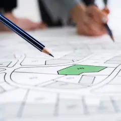 Plan mapy z zaznaczoną działką. Dowiedz się, jak znaleźć właściciela działki za darmo, analizując dane.
