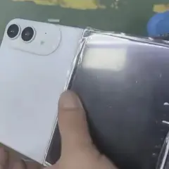 Biały telefon z dwoma aparatami, przypominający iPhone flip, jest rozkładany.