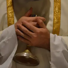 Ile mszy dziennie może odprawić ksiądz? Odkryj nieznane zasady