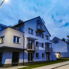 Nowoczesne bloki mieszkalne o pastelowej elewacji. Zastanawiasz się, ile się płaci za mieszkanie komunalne w takich okolicach?