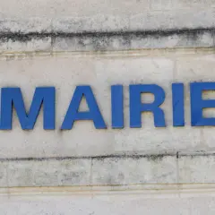 Les lettres bleues "MAIRIE" sur un mur en pierre. Idéal pour illustrer une lettre de motivation fonction publique.
