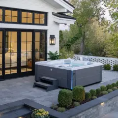 Jacuzzi w ogrodzie? Jak wybrać, ile kosztuje i co zyskasz