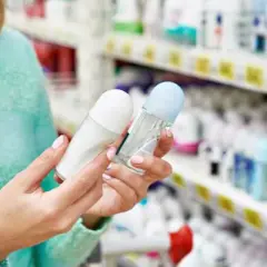 Jaki antyperspirant damski wybrać, by uniknąć podrażnień skóry?