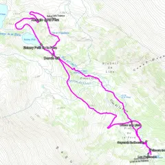 Mapa de senderismo que muestra la ruta de los estanys de la Pera, con puntos de interés como refugios y fuentes.
