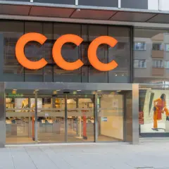 Elegancka fasada sklepu CCC z pomarańczowym logo i witryną z promocją -50%.