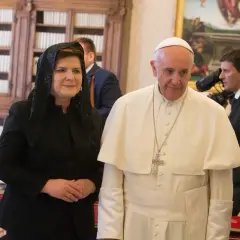 Papież Franciszek w białym stroju i kobieta w czarnej żałobnej kreacji z welonem.