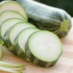 Frische Zucchini, in Scheiben geschnitten und zu Spiralen gedreht, bereit, roh gegessen zu werden.