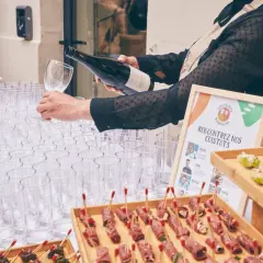 Service de vin pour un apéro dinatoire. Des verrines et des rouleaux de viande sont prêts à être dégustés.