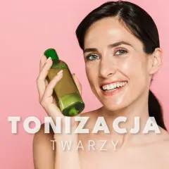 Uśmiechnięta kobieta prezentuje tonik do twarzy. Jej skóra lśni zdrowiem, a zielona buteleczka podkreśla naturalność pielęgnacji.