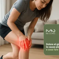 Donna con ginocchio arrossato e dolente, che indica perché fanno male le ginocchia e cosa fare.