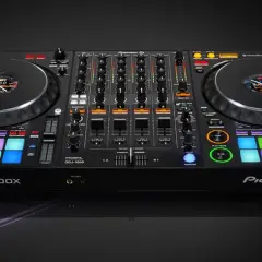 Na czym gra DJ? Odkryj niezbędny sprzęt do miksowania muzyki