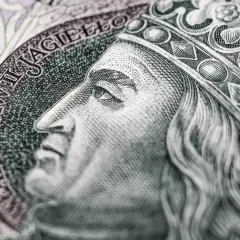 Portret Władysława Jagiełły z banknotu 500 zł. Król w koronie, z wąsami i długimi włosami. Limit ikze 2026.