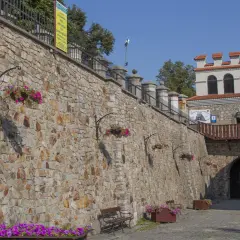Kamienny mur i zabytkowa brama w Opatowie zapraszają do odkrywania urokliwych atrakcji.