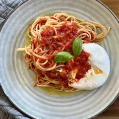 Spaghetti z burratą: kremowy raj w 20 min? Sprawdź przepis!