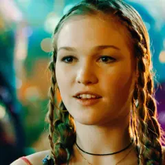 Julia Stiles w filmach, z warkoczami i w świetle reflektorów, wygląda jakby właśnie weszła na plan.