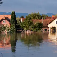 Des maisons submergées par les eaux, reflétant la faible valeur d'une maison en zone inondable.