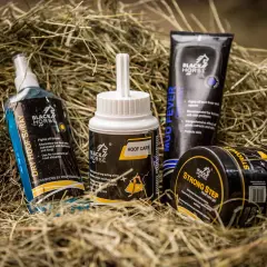 Zestaw produktów "Black Horse" do pielęgnacji kopyt: spray, maść i żel. To profesjonalne narzędzie kowala dla zdrowych koni.