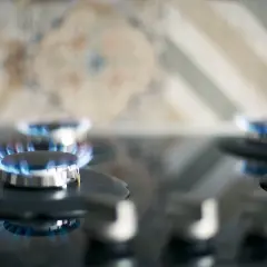 Płomienie na kuchence gazowej. Czy piecyk gazowy wytwarza czad? Zależy od jego sprawności i wentylacji.