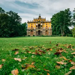 Villa Torrigiani, una splendida dimora storica, si trova a Capannori, immersa in un parco lussureggiante.