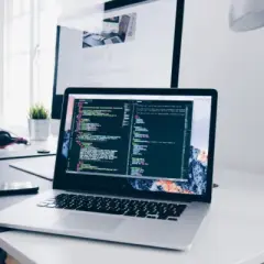 Czym zajmuje się programista aplikacji? Odkryj kluczowe umiejętności