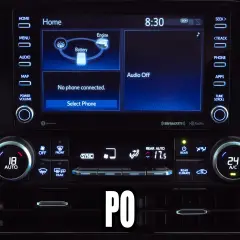 Panel klimatyzacji w Toyocie Yaris. Jak włączyć chłodzenie? Sterowanie temperaturą i nawiewem znajduje się poniżej ekranu.