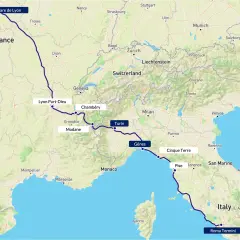 Carte montrant un itinéraire en train de Paris à Rome, passant par Lyon, Turin, Gênes et Florence.