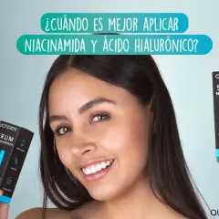 Una mujer sonríe mostrando dos serums: uno de ácido hialurónico y otro de niacinamida, para una piel radiante.