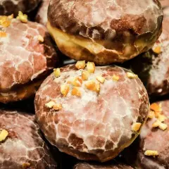 Pyszne pączki z lukrem i kandyzowanymi skórkami pomarańczy – idealne co na tłusty czwartek!