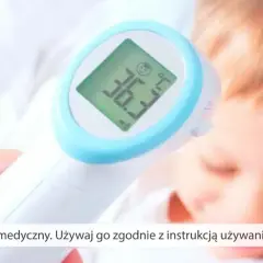 Bezdotykowe mierzenie temperatury u dziecka. Termometr pokazuje 36.3°C.