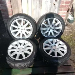 Cztery felgi aluminiowe z oponami do Peugeot 307. Idealne do zmiany rozmiar opon i odświeżenia wyglądu auta.
