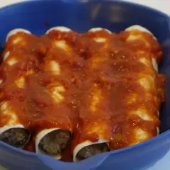Enchiladas i blå form, redo för ugnen. Ett enkelt enchiladas recept för en god middag.