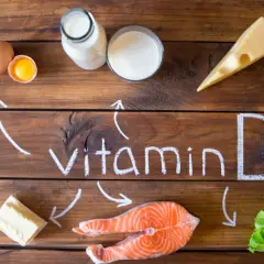 Vitamin D Quellen: Eier, Milch, Käse, Lachs, Butter, Salat. Eine Tabelle zur optimalen Tageszeit für die Einnahme von Vitaminen wäre hier hilfreich.