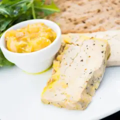 Tranches de foie gras au Cookeo en terrine, servies avec une compotée de fruits et une salade verte. Un délice !