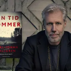 Carl-Johan Vallgren, författaren bakom "Din tid kommer", med en bok som skildrar en mörk berättelse.