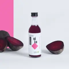 Zakwas z buraka na co? Siła dla trawienia w butelce LUVSHOT. Świeże buraki podkreślają jego naturalne pochodzenie.